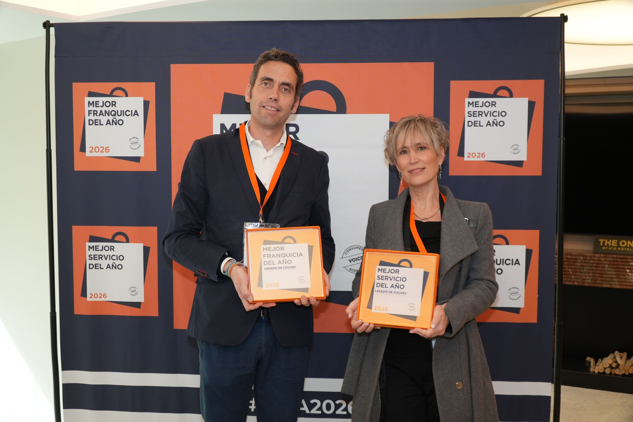 Jordi Ardèbol, director de Operaciones y Expansión de Elefante Azul y Autonetoil, y Marta Felices, Directora de Marketing de Grupo Moure, recogieron los premios Jordi Ardèbol, director de Operaciones y Expansión de Elefante Azul y Autonetoil, y Marta Felices, Directora de Marketing de Grupo Moure, recogieron los premios